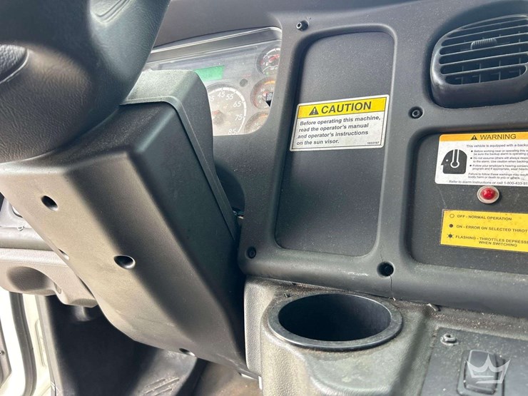 2019-freightliner-m2-106-image-44
