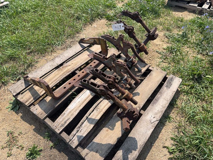 farmall-806-fast-hitch-drawbar-and-rear-cultivator-bracket-image-2