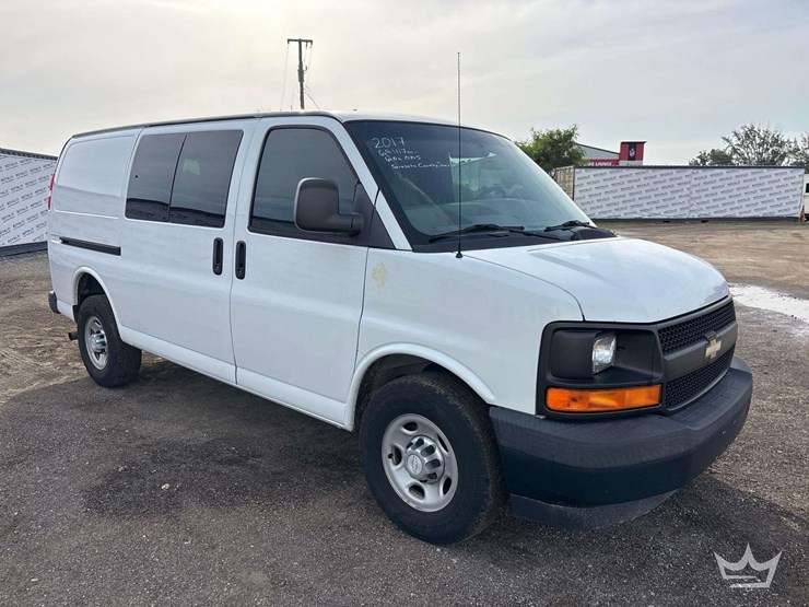 2017-chevrolet-express-2500-image-2