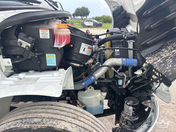 2021-freightliner-m2-106-image-8