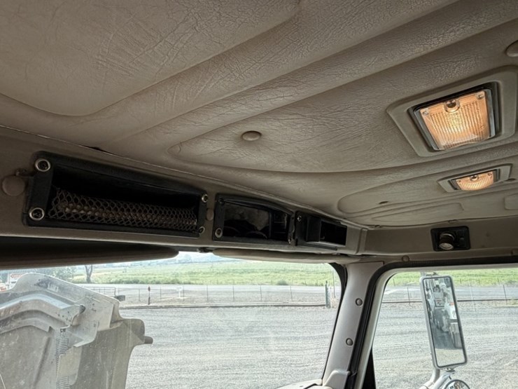 2004-international-5500i-t/a-truck-tractor-image-45