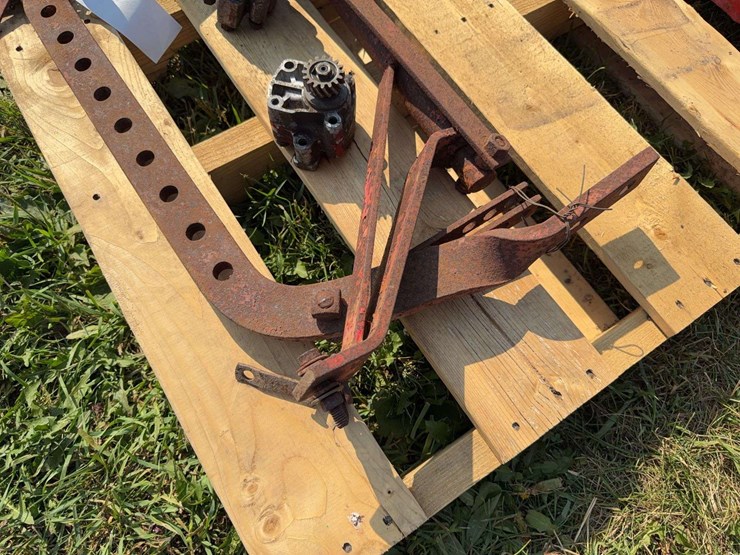 farmall-cub-drawbar-and-(2)-hydraulic-pumps-image-4