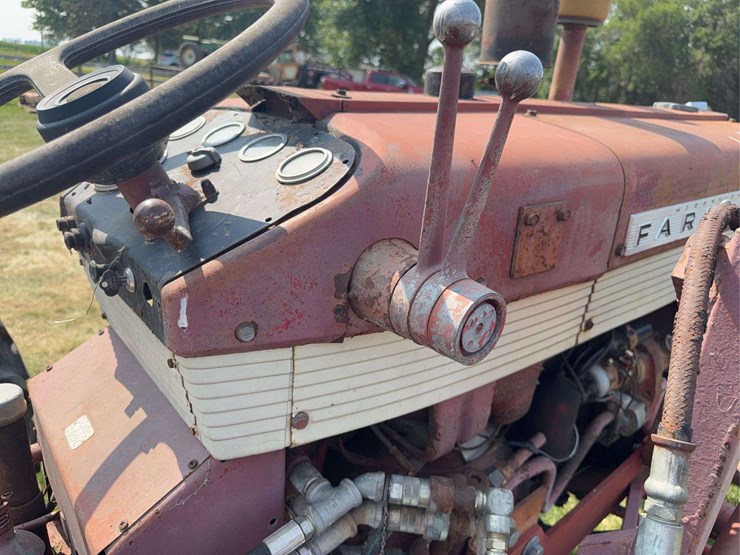 farmall-340-gas-with-loader-image-30