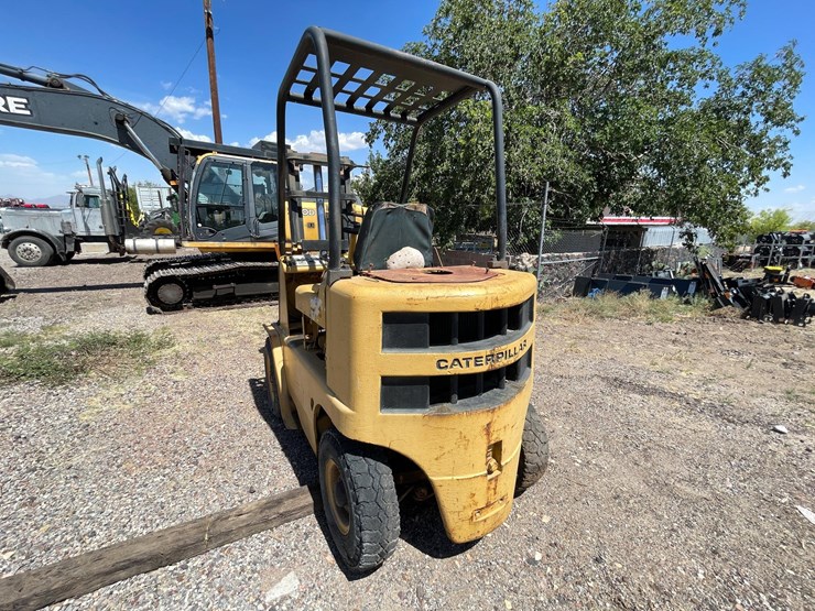 #2002-•-v30b-forklift-image-4