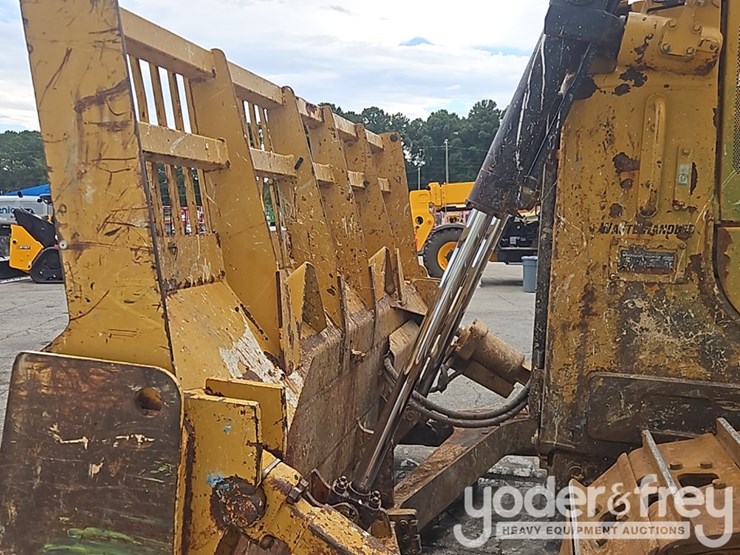 2014-caterpillar-d6t-image-10