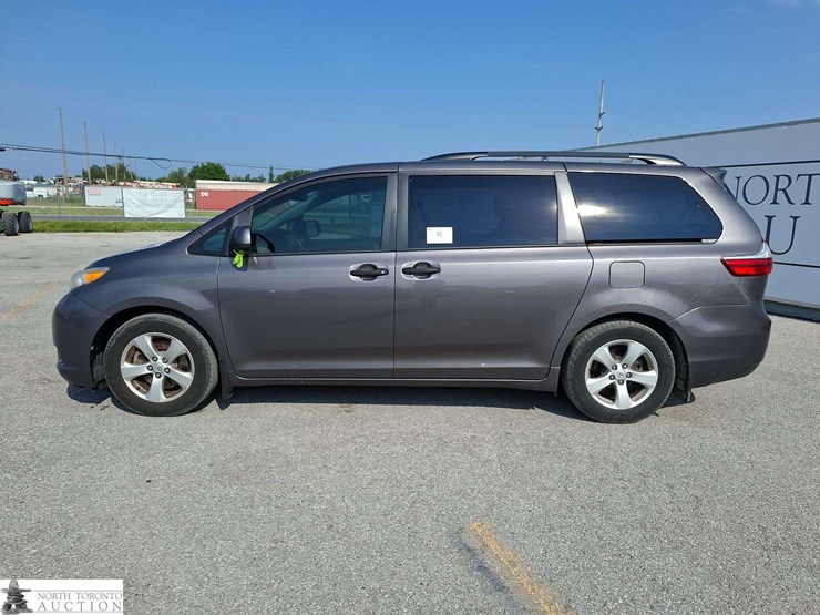 2016-toyota-sienna-image-8