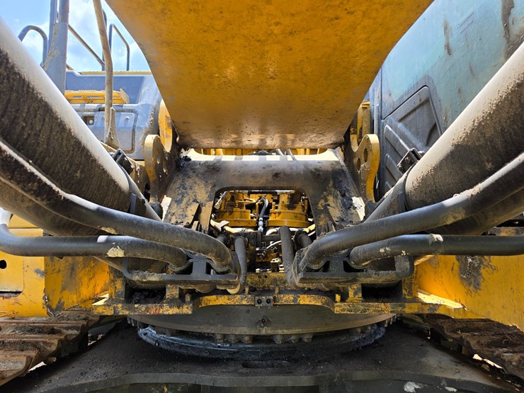 2023-caterpillar-374-image-87