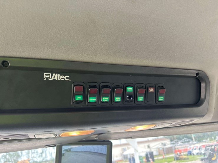 2016-freightliner-m2-106-image-16
