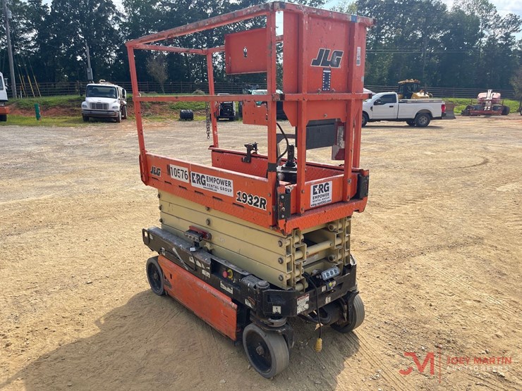 2017-jlg-1932r-image-5