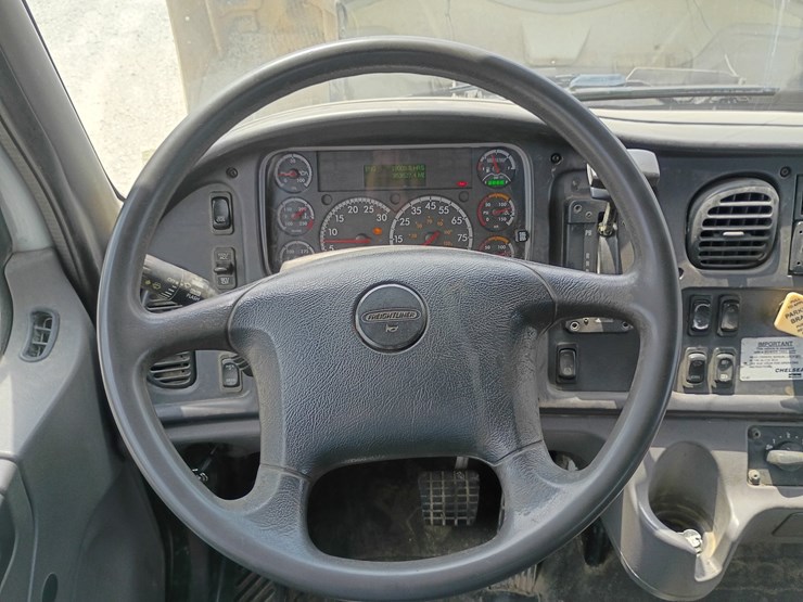 2013-freightliner-m2-106-image-66