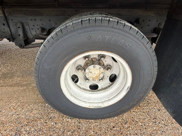 2007-isuzu-npr-image-11