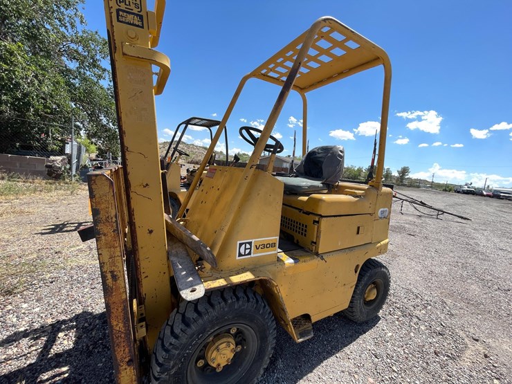#2001-•-v30b-forklift-image-17