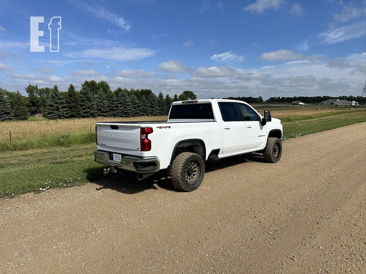 2021-chevrolet-silverado-2500hd-lt-image-3