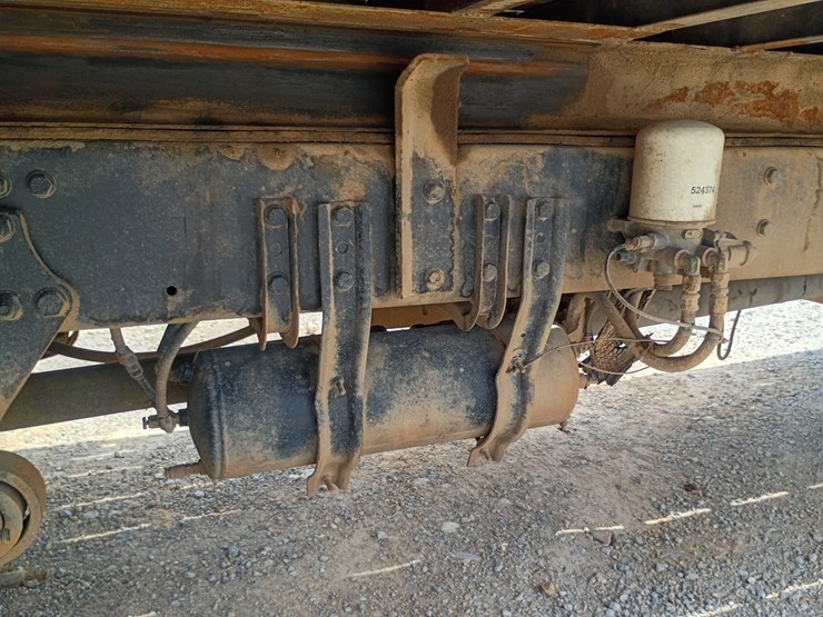 2013-freightliner-m2-106-image-96