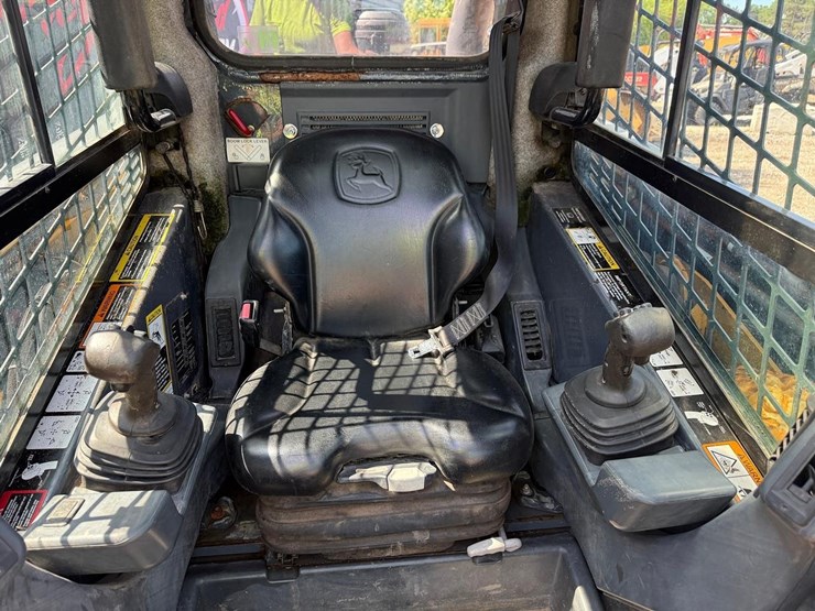 2013-deere-333e-image-19
