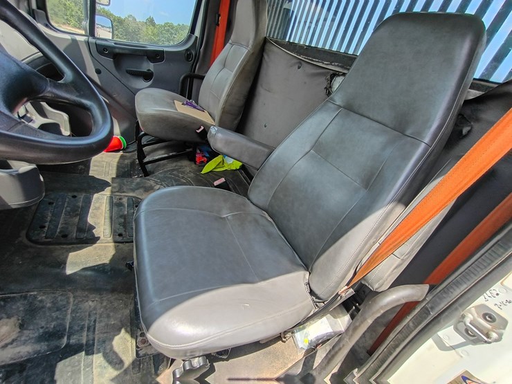 2013-freightliner-m2-106-image-48