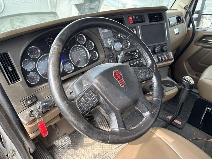 2014-kenworth-t680-image-25