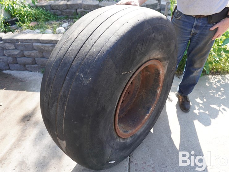 aircraft-tire-w/20"-rim-15"-wide-10-bolt-image-3