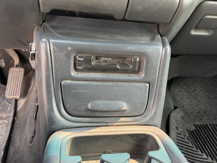 2002-chevrolet-silverado-2500hd-image-30