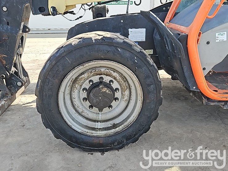 2018-jlg-742-image-15