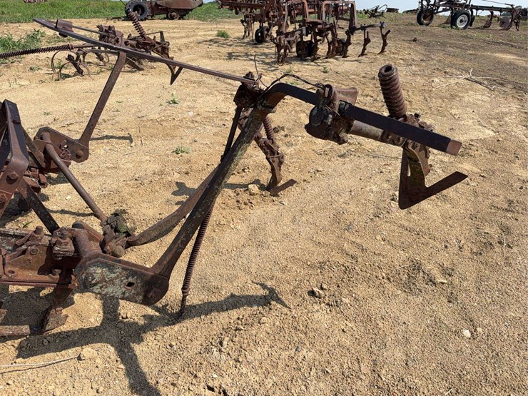 international-harvester-221-mounted-cultivator-image-14