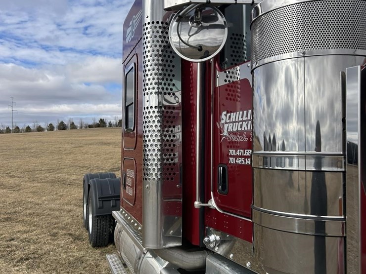 2025-kenworth-w900-image-16
