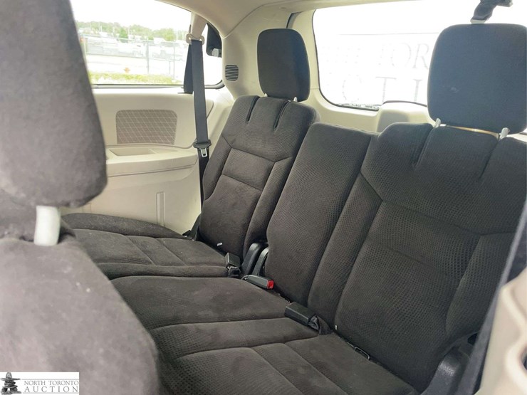 2014-dodge-grand-caravan-sxt-image-15