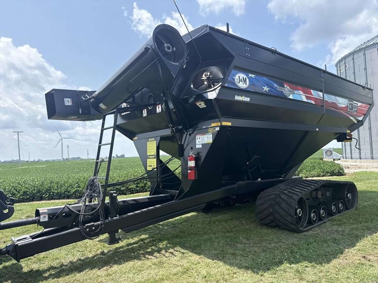 2023-j&m-1326-patriotic-farmer-edition-grain-cart-image-1