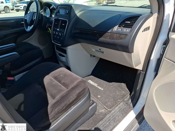 2014-dodge-grand-caravan-sxt-image-17