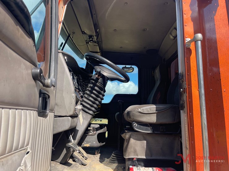 2003-kenworth-t802-day-cab-truck-tractor-image-19