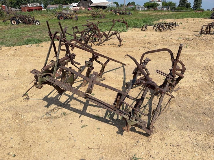 international-harvester-221-mounted-cultivator-image-2