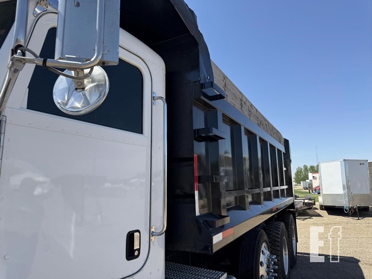 2005-peterbilt-335-image-28