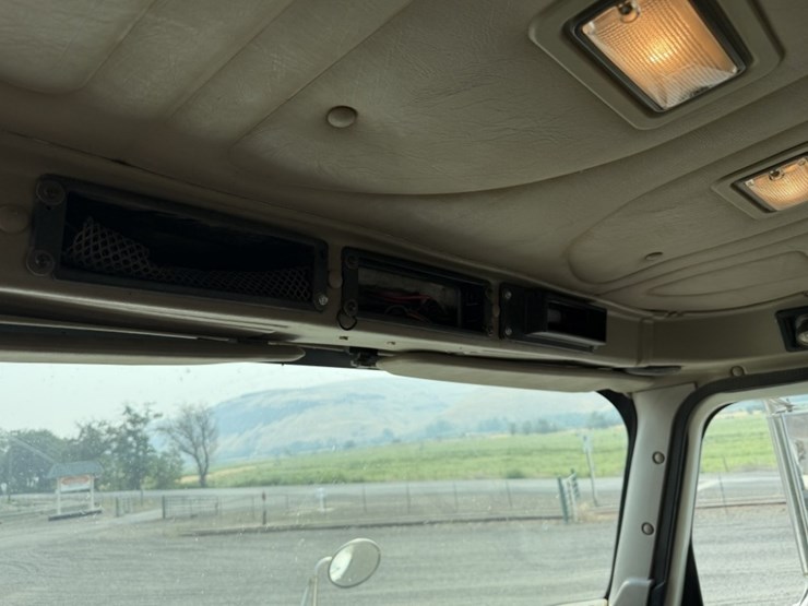 2004-international-5500i-t/a-truck-tractor-image-43