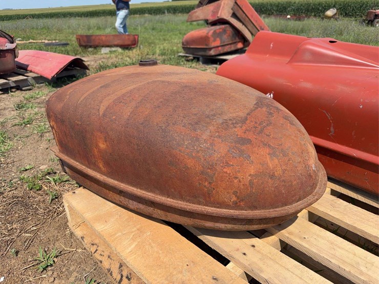 farmall-grille,-hood,-and-fuel-tank-image-6