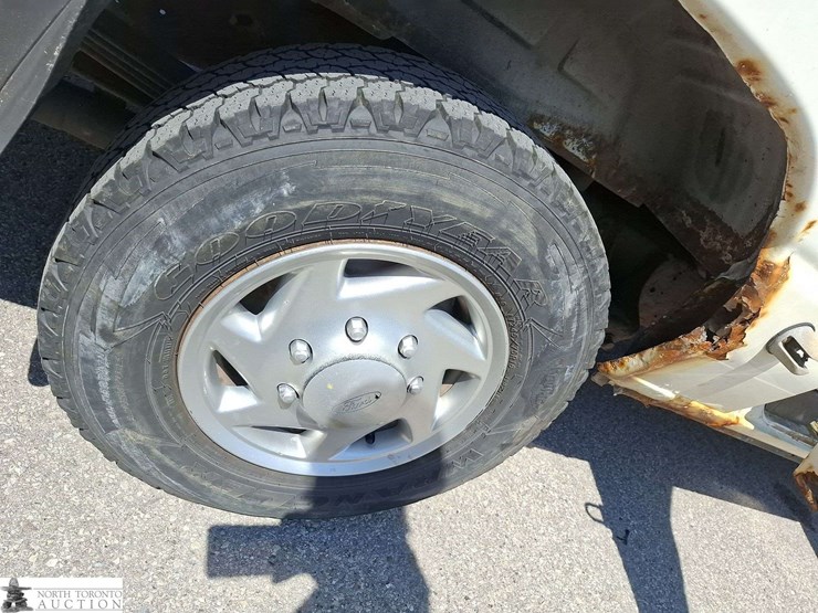 2010-ford-cargo-image-21