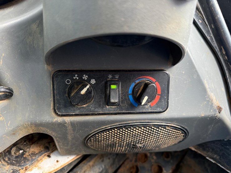 2022-bobcat-t770-image-27