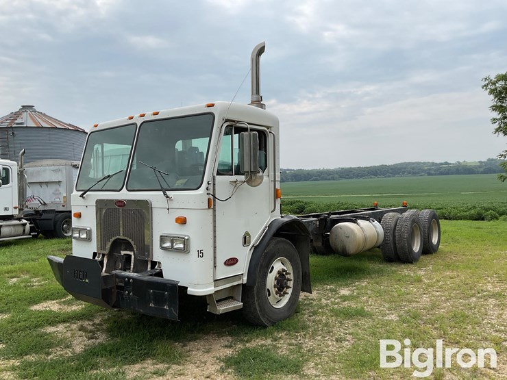 2004-peterbilt-320-image-1