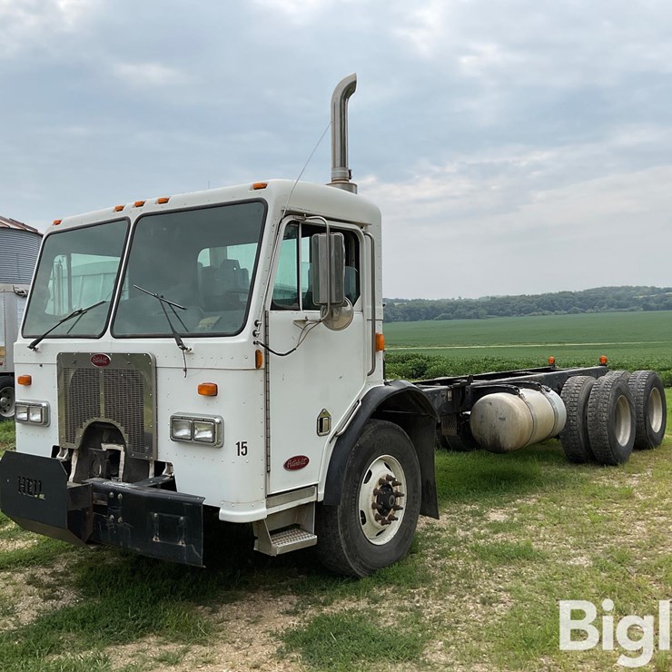 2004 PETERBILT 320