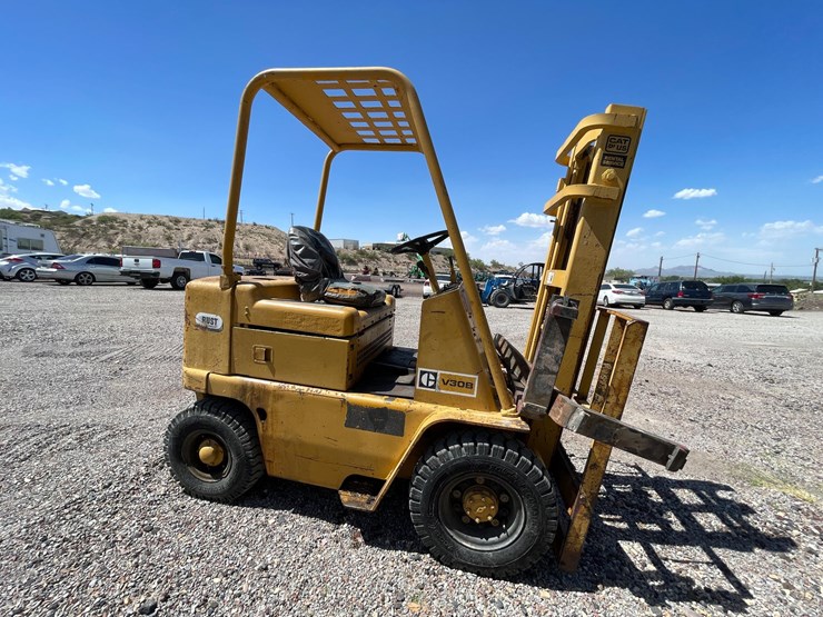 #2001-•-v30b-forklift-image-6
