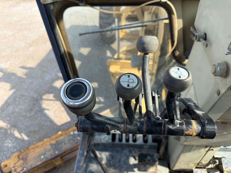 komatsu-grader-gd615a-image-22