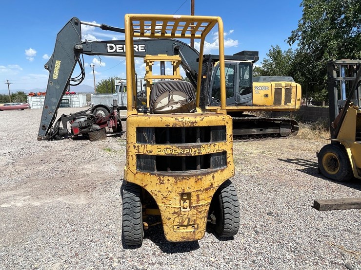 #2001-•-v30b-forklift-image-4