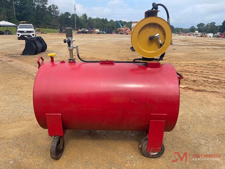 fuel-tank-with-pneumatic-pump-and-hose-reel-image-6