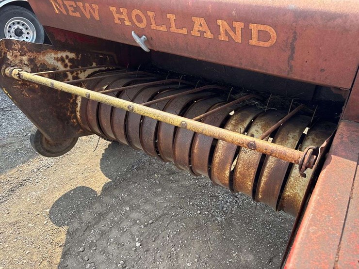 new-holland-270-image-10