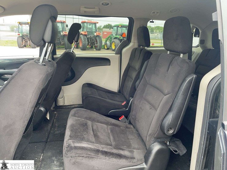 2014-dodge-grand-caravan-sxt-image-14