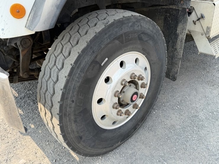 2004-international-5500i-t/a-truck-tractor-image-9