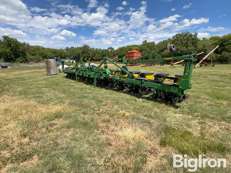 john-deere-7300-image-1
