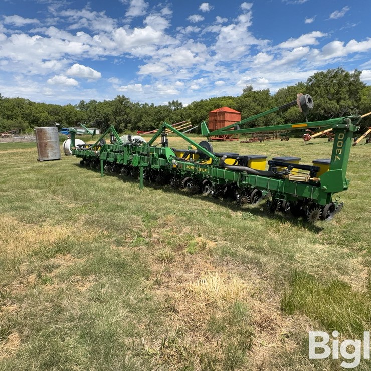 JOHN DEERE 7300