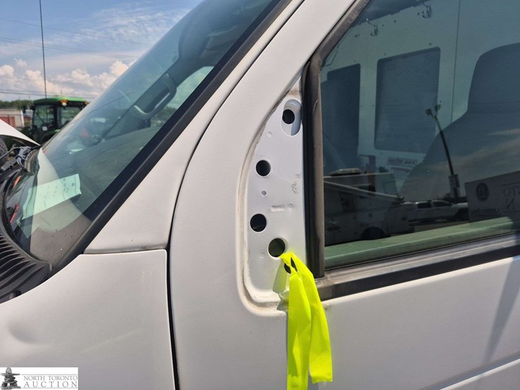 2014-ford-cargo-image-21