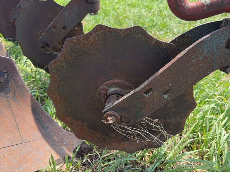 mccormick-deering-412-four-bottom-14”-fast-hitch-mold-board-plow-image-18