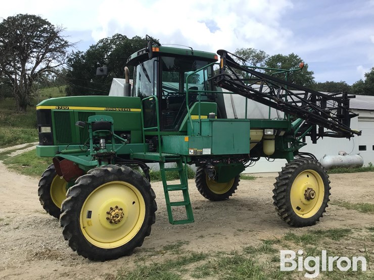john-deere-4700-image-1
